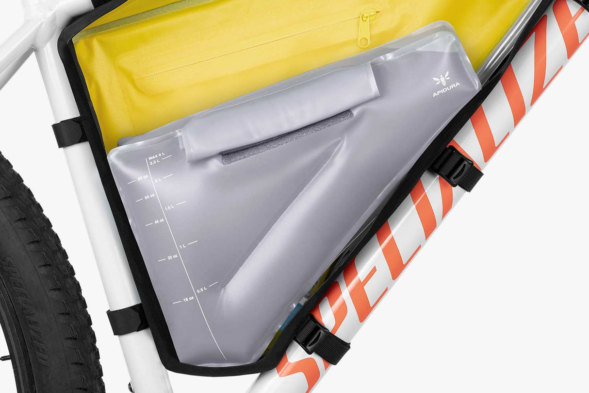 Apidura Frame Pack Hydration Bladder Trinkblase Trinkblase/ Trinksystem mieten I Eddy's Adventure