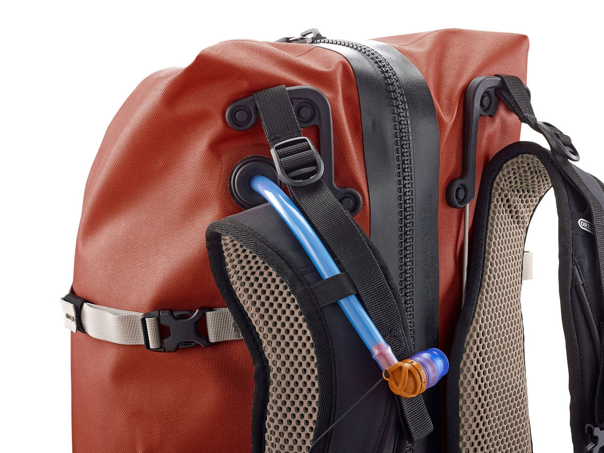 Ortlieb Atrack Hydration System - 2 Liter Trinksystem mit Isolierung JETZT MIETEN bei Eddy's Adventure