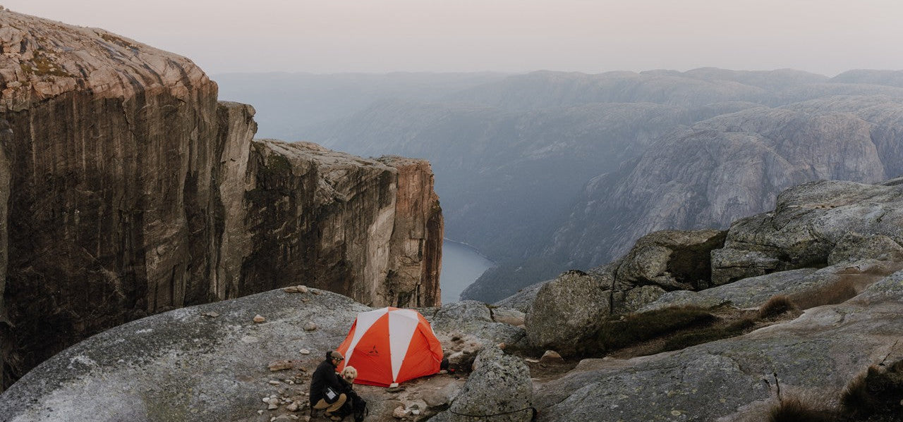 Slingfin Zelt gemietet von Eddys Adventure auf einem Berg in Norwegen mit Blick in den Fjord