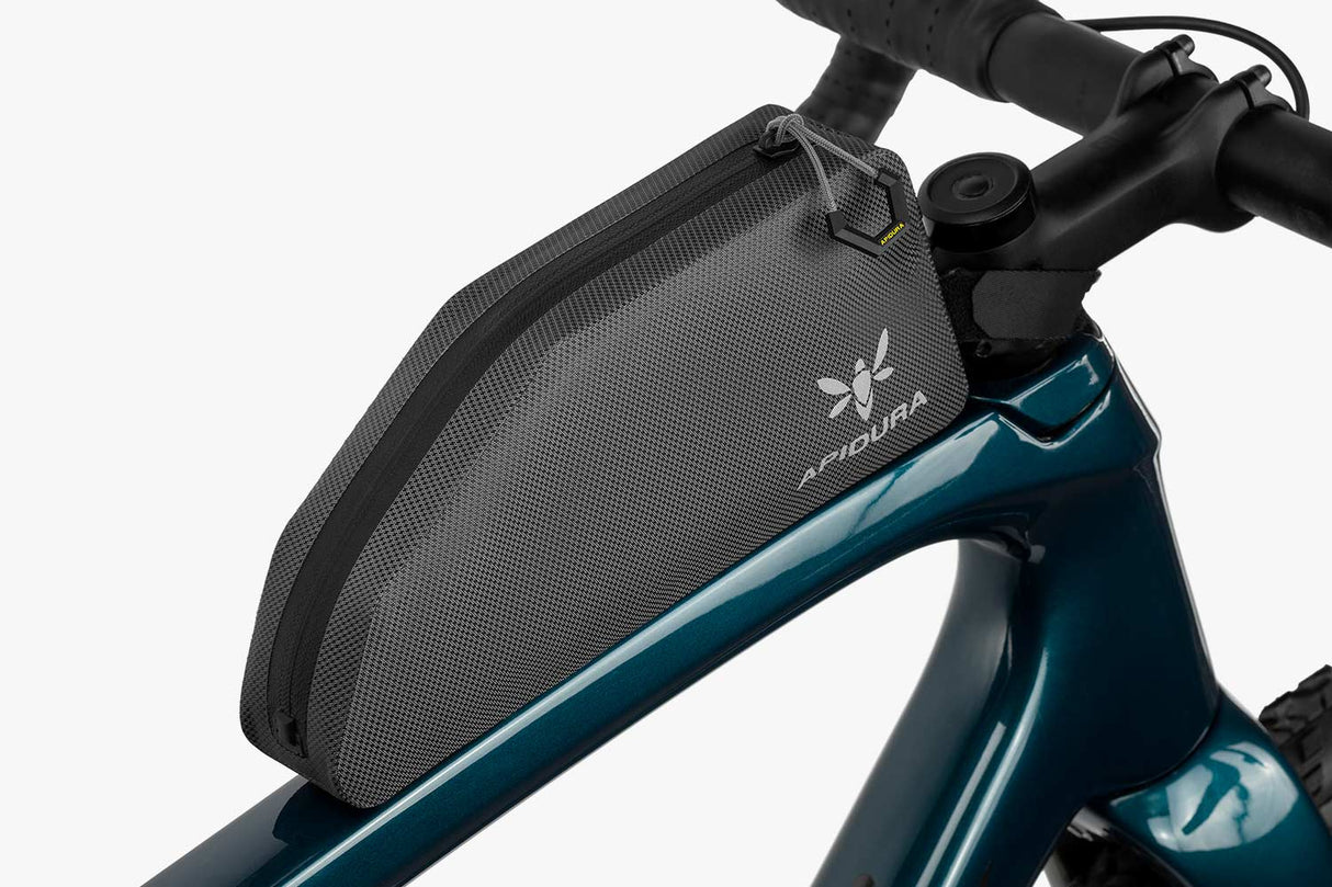 Apidura Expedition Bolt - On Top Tube Pack Bikepacking Taschen mieten I Eddy's Adventure