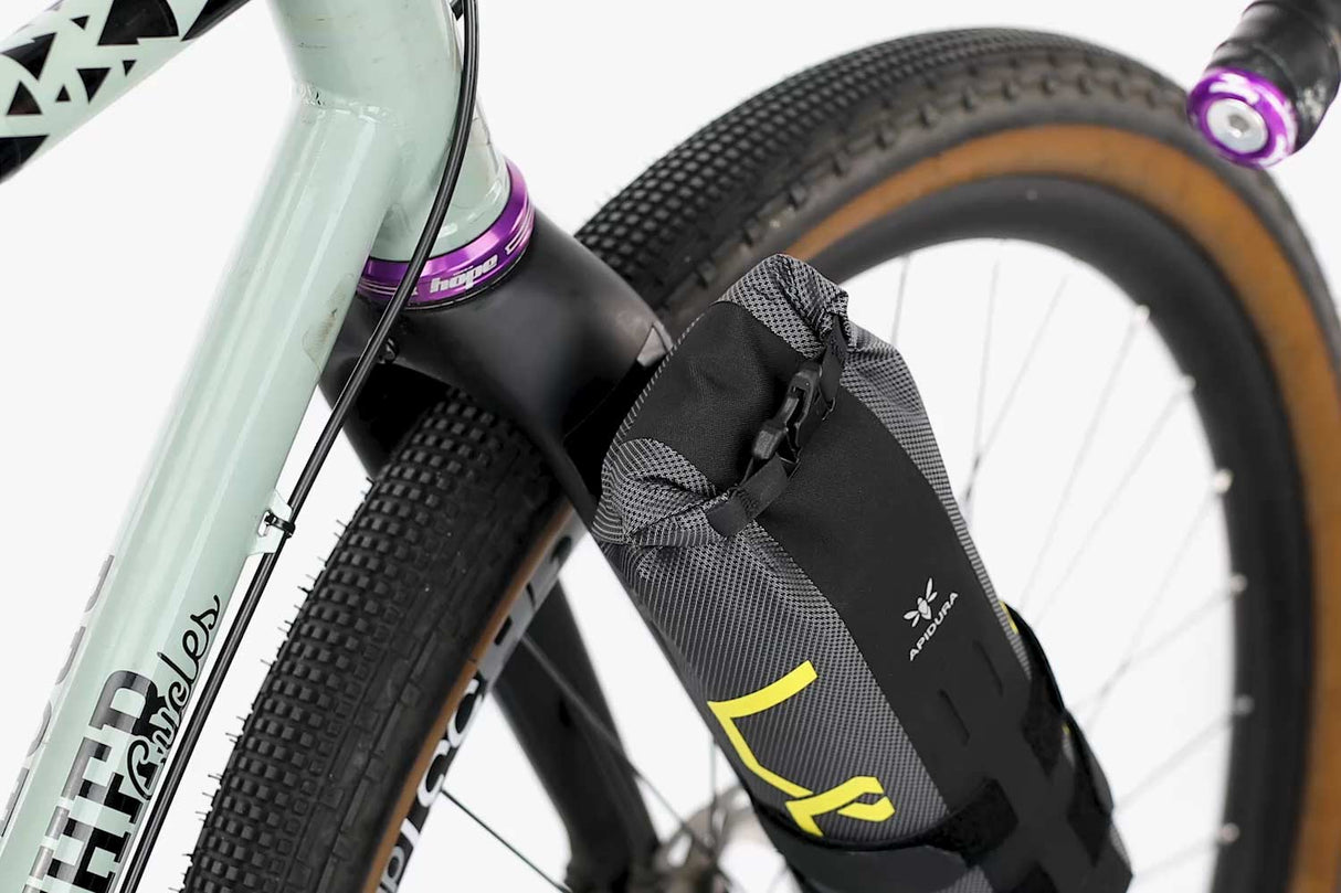 Apidura Expedition Cargo Cage Pack Gabeltasche inkl. Halterung Gabeltaschen mieten I Eddy's Adventure