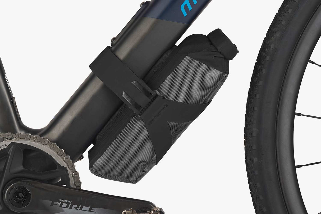 Apidura Expedition E - Bike Charger Pack 1.6 Liter E - Bike Akkutaschen mieten I Eddy's Adventure