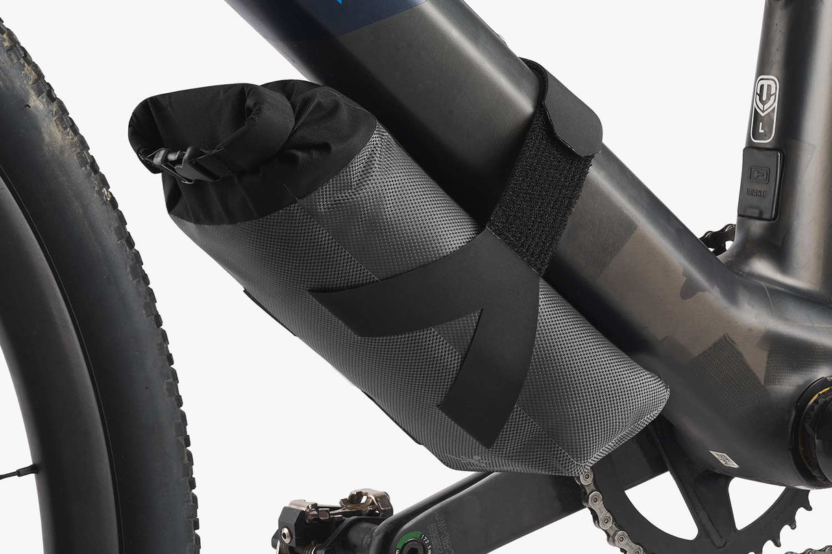 Apidura Expedition E - Bike Charger Pack 1.6 Liter E - Bike Akkutaschen mieten I Eddy's Adventure