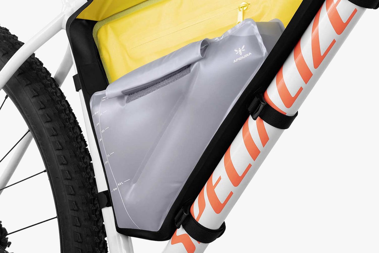 Apidura Frame Pack Hydration Bladder Trinkblase Trinkblase/ Trinksystem mieten I Eddy's Adventure