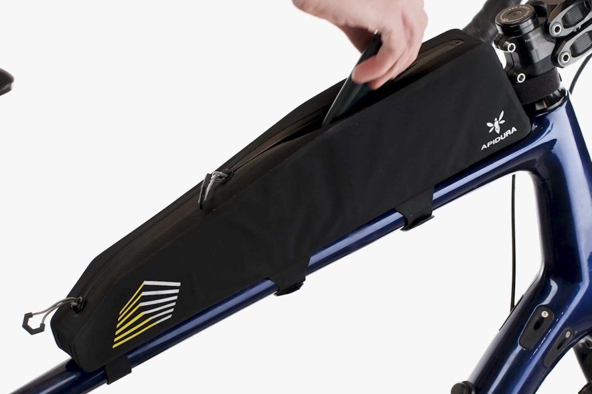 Apidura Racing Long Top Tube Pack 2L Rahmentaschen mieten I Eddy's Adventure